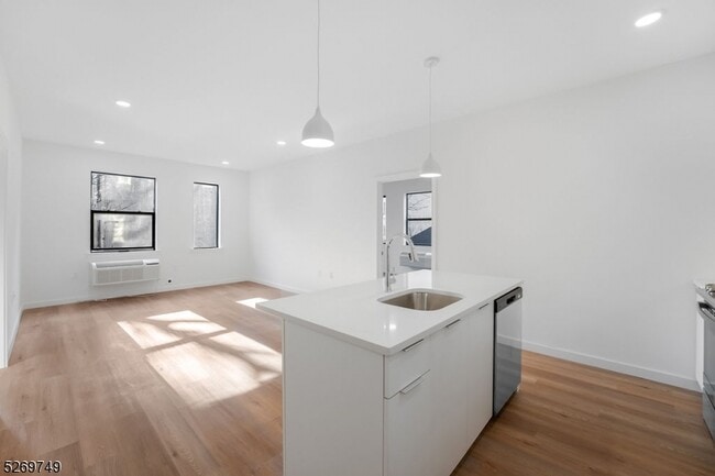 25 Freeway Dr E Unit 203