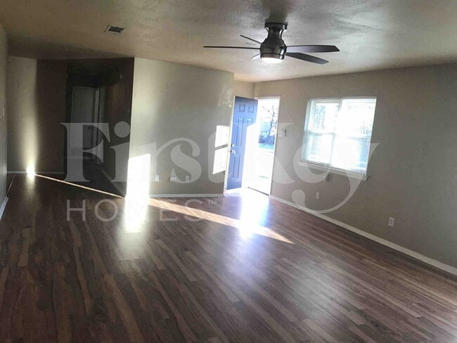 Photo - 701 E Mission St