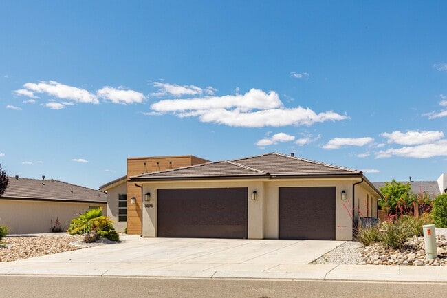 Photo - 3 bed plus office / 2.5 bath / 3 car Single Story with Community Pool!