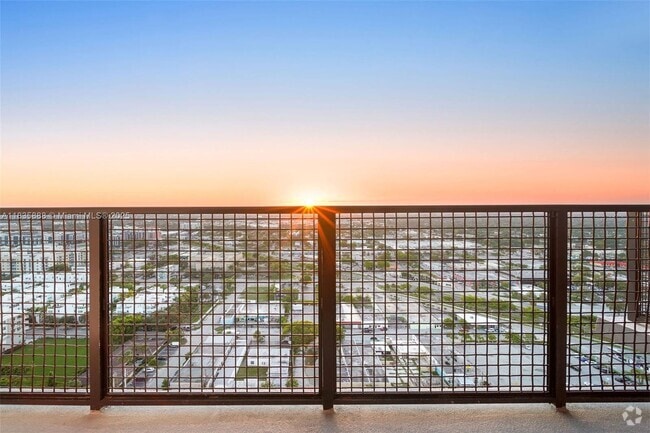Building Photo - 555 NE 8th St Unit PH2407 Rental