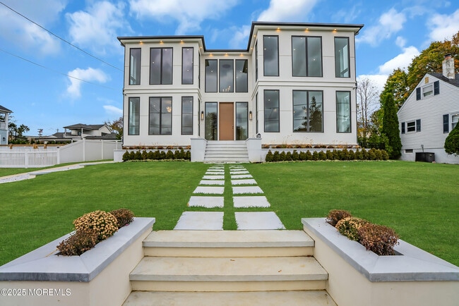 Building Photo - 19 Clarence Ave