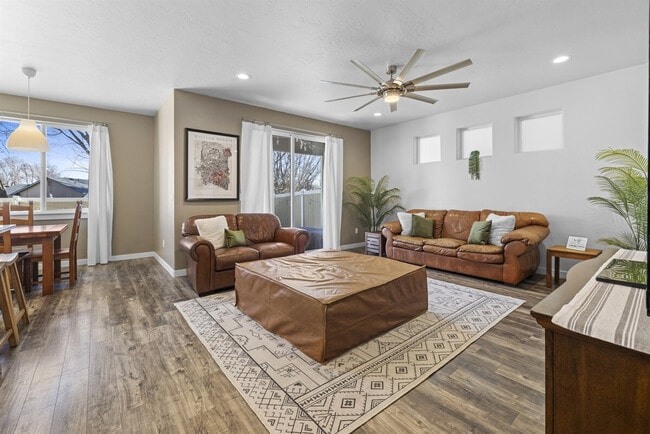 Building Photo - 2052 W Bella Ln Unit ID1308957P Rental