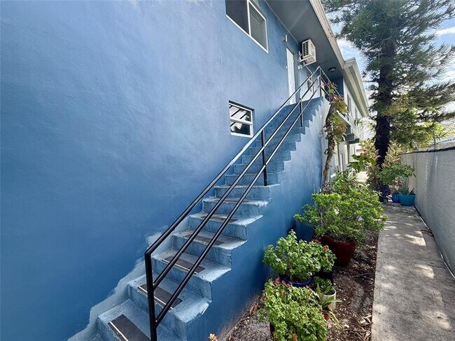 Photo - 530 NE 34th Ct Unit 1