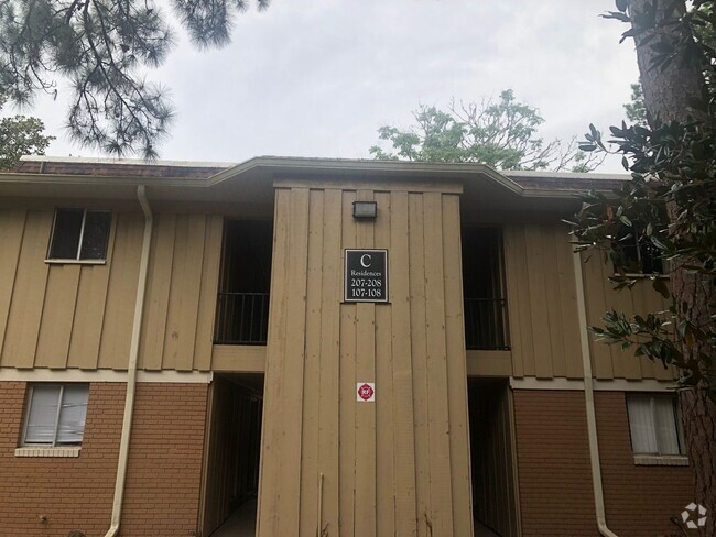 Building Photo - Great location, 2/2 close to UF , Shopping... Rental