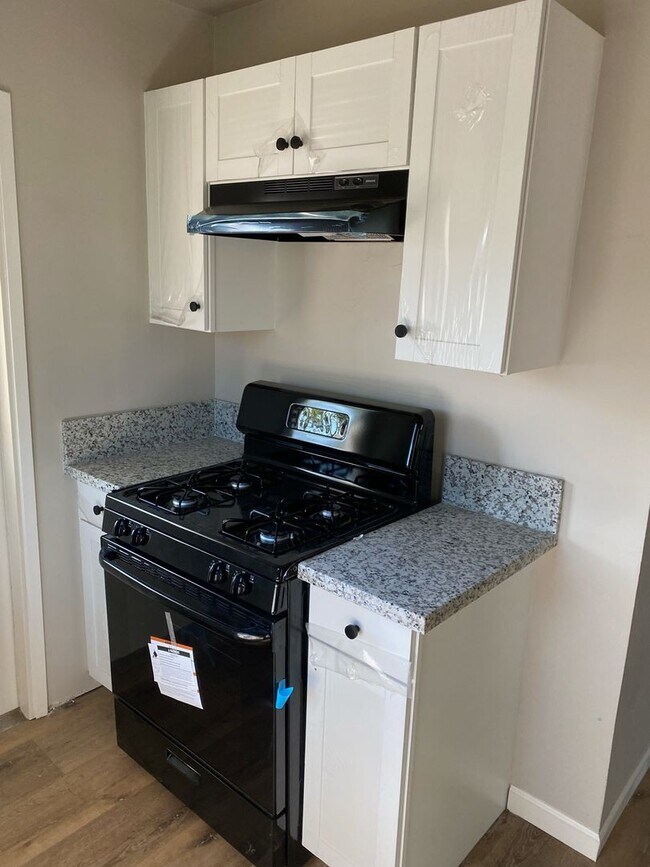 Photo - 409 -410 -208 Albert Ave. Unidad 208 1/2 Albert Ave