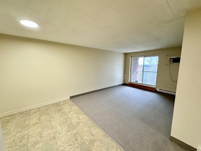 Building Photo - 4 Dufferin St Unit 305