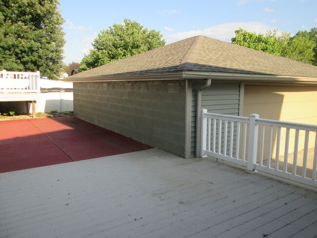 Photo - 853 Lawrence Ave