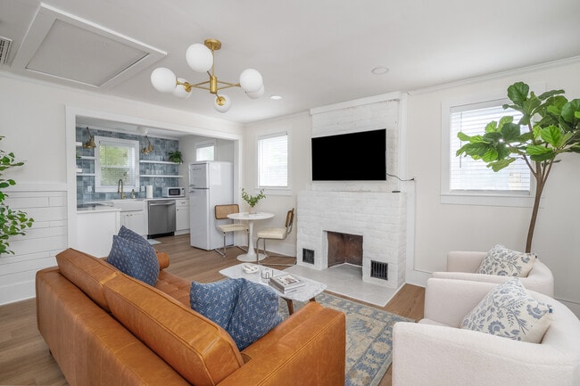 Maupas Newly Renovated Furnished Townhouse - Maupas Newly Renovated Furnished Townhouse