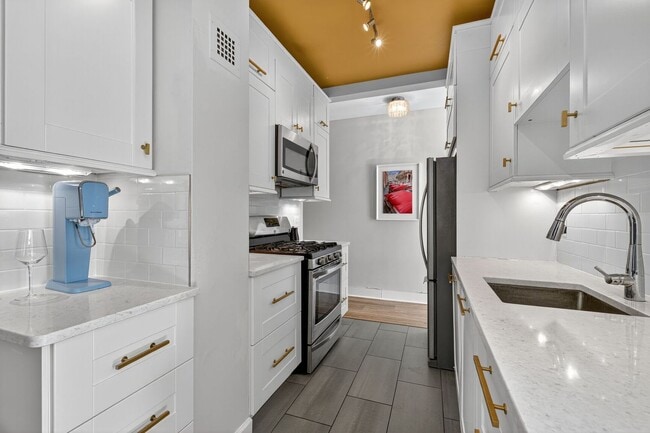 Kitchen - 4000 Tunlaw Rd NW Unit 116