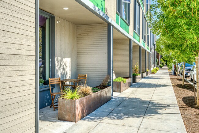 Main Entry - 88 SE 24th Ave Unidad 203
