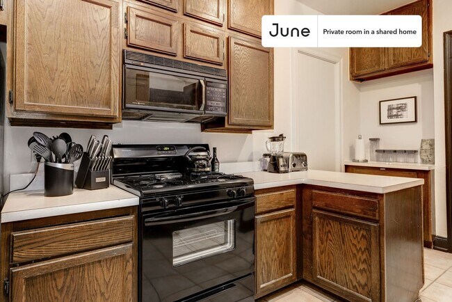Room in Shared 7 bed/3.5 bath home in Woodley Park