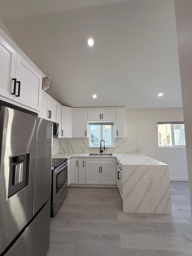 Photo - 720 Geneva St