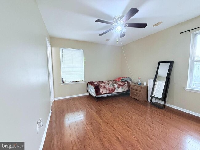 Photo - 697 Johnstone St