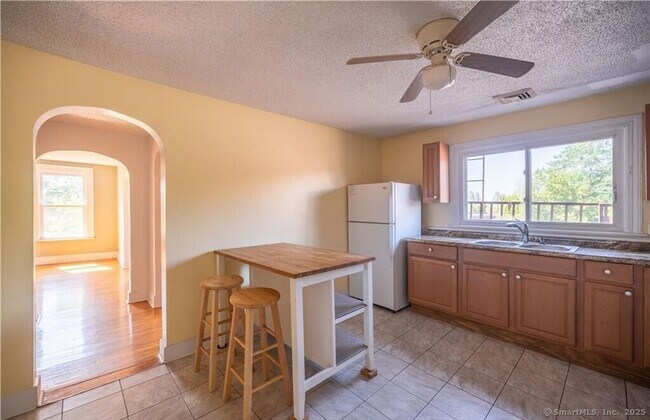 Building Photo - 768 State St Unit 3 Rental