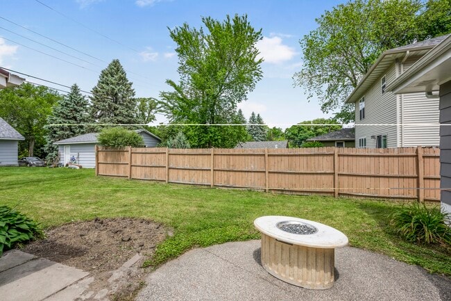 Photo - 2715 KIRKWOOD LN N