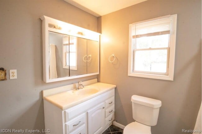 Photo - 743 Hollister St