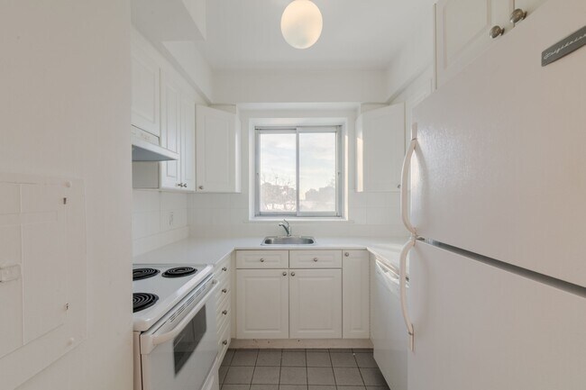 Building Photo - 3555 Chem. de la Côte-des-Neiges Unit 814