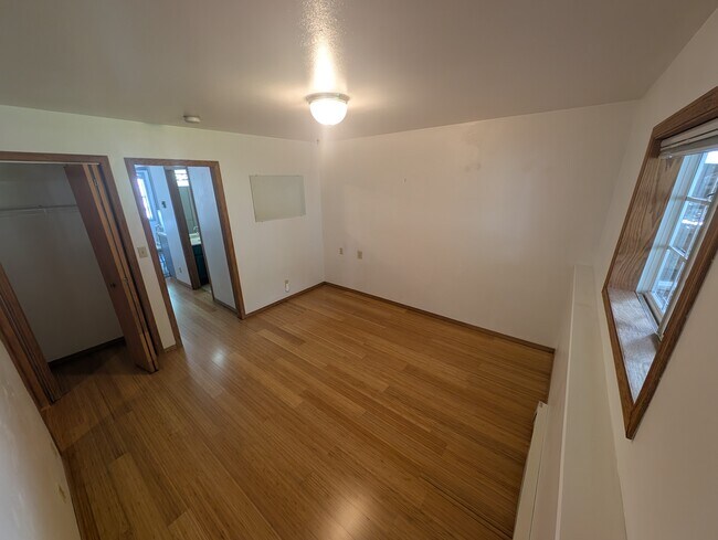 Sala de estar con armario empotrado - 106 Spruce Ct