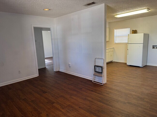 Photo - 2 Bedroom 1 bathroom house in central Lubb...