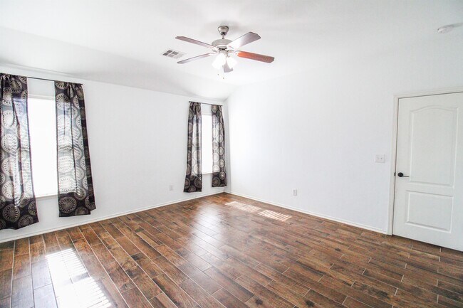 Photo - 8000 Erryn Ln