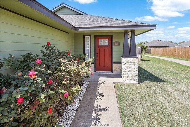 Photo - 916 Crested Point Dr