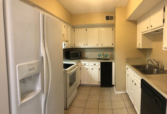 Photo - 2 Bedroom Located off Brightside in Sharlo on LSU Bus Route! Great fenced yard with Patio