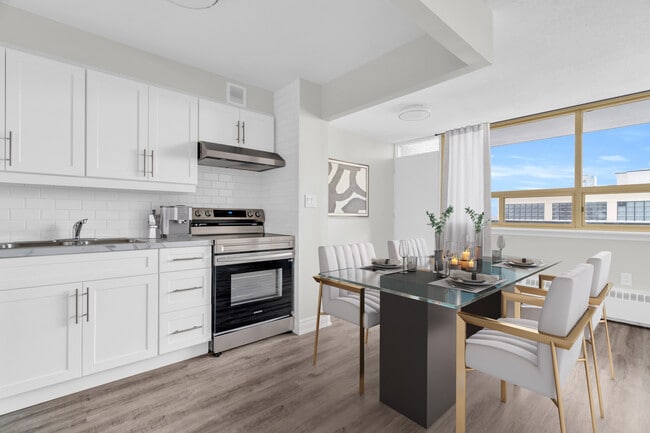 Building Photo - Queen