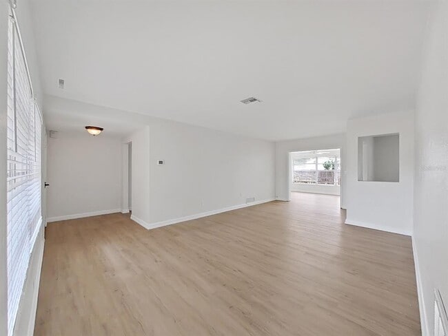 1701 Laurie Ln