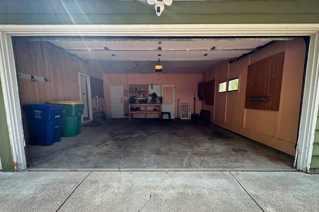 Dos estacionamientos - 1736 Spence St