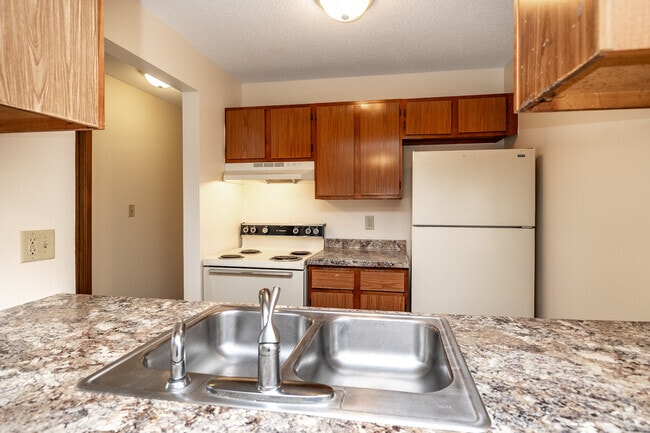 2BR, 1BA - 825SF - Kitchen - Woodside Park Apartments