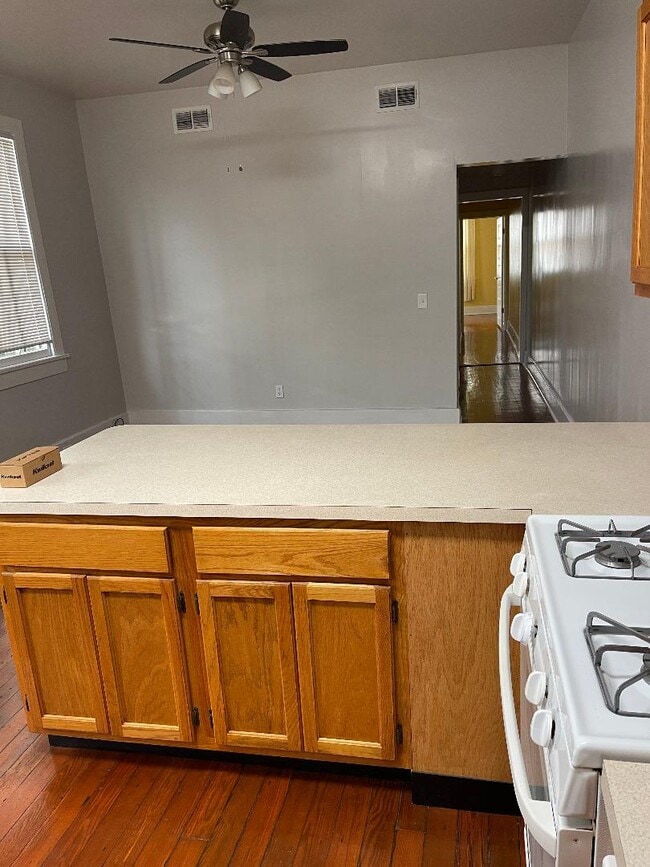 Kitchen/Den Combo - 2531 Annunciation St Unit 2531