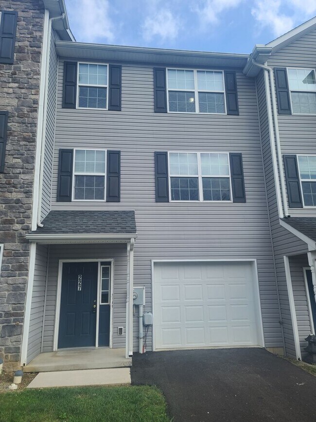 3 Bedroom Townhome for Rent in Waynesboro - 3 Bedroom Townhome for Rent in Waynesboro
