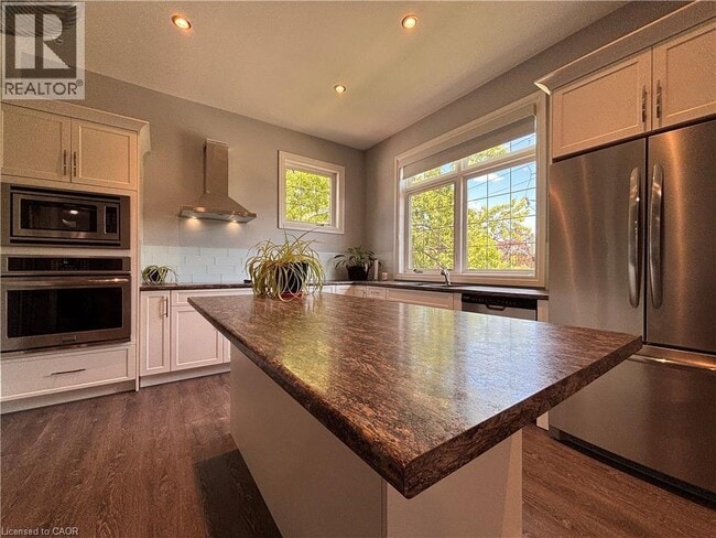 Photo - 71 Wilson St E