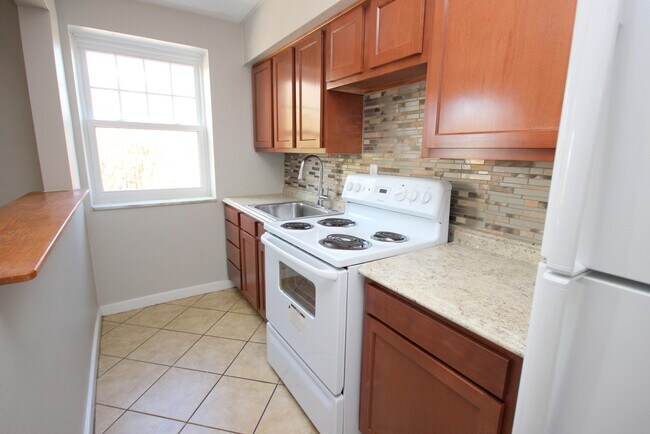 Kitchen - FRIENDSHIP COURT -- 162