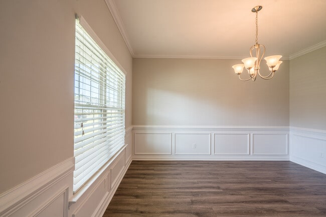 Photo - 647 Red Oak Ln