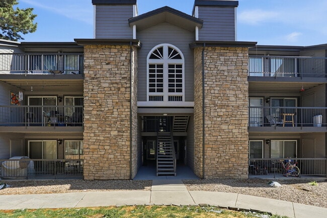 Building Photo - $1,840.95 - 2 bed/1 bath, cozy Denver Condo! Unit B302