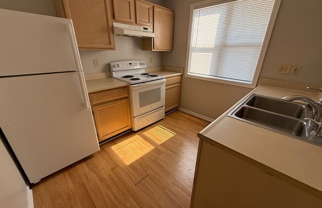 Building Photo - 3227 Bishop St Unit 3227-07