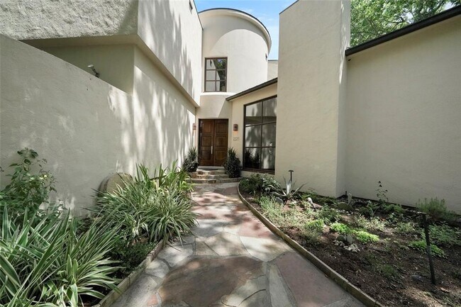 Photo - 2225 Bolsover St