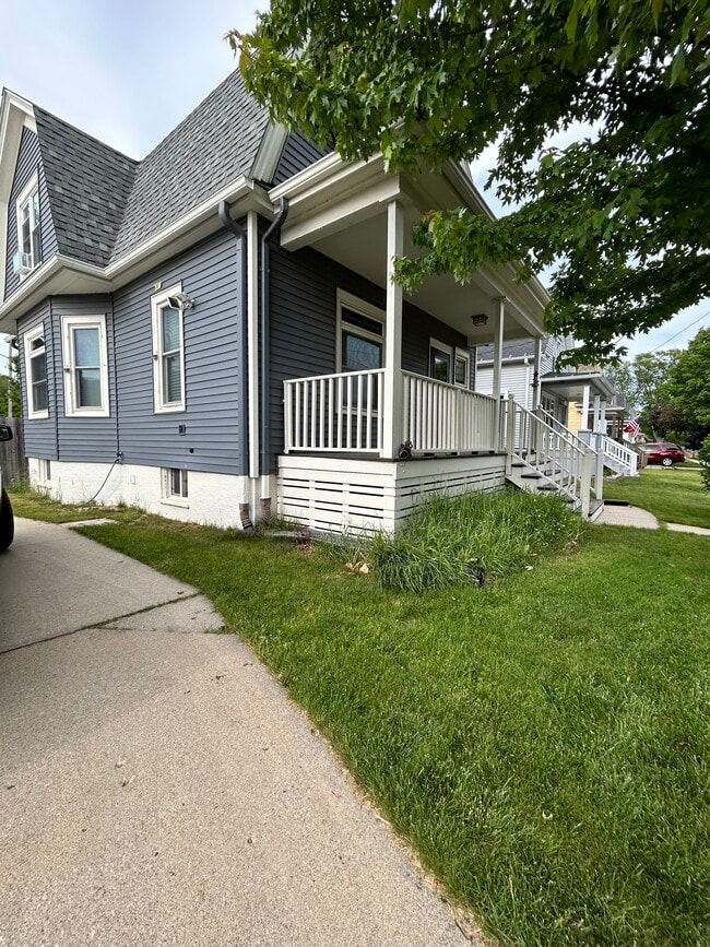 Photo - 1004 70th St