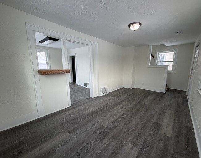 Photo - 111 E Eckman St