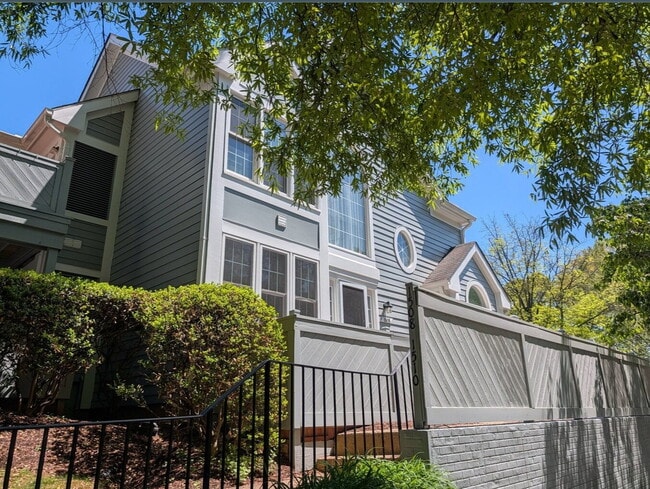 Building Photo - Inviting Townhome Living in Desirable Reston Community