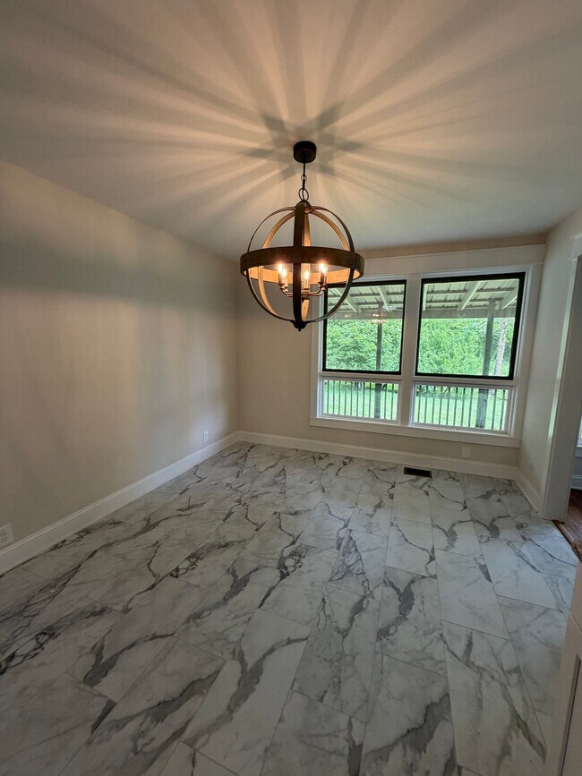 Photo - 1023 Deerfoot Dr