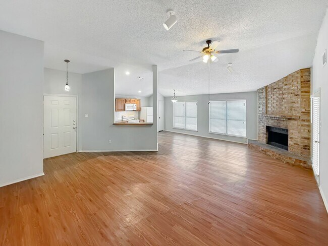 Photo - Spacious 3 Bed/ 2 Bath Home for Rent in Fort Worth