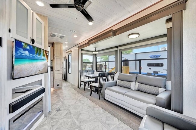 Photo - 1200 US Hwy 27 N