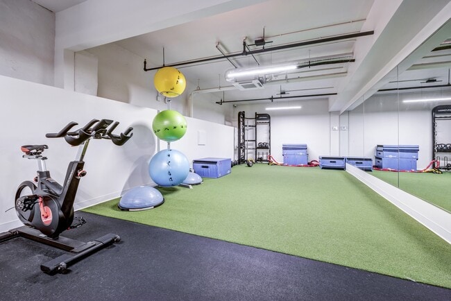 Mejora tu estilo de vida en Luckey Platt con nuestro gimnasio de vanguardia, con equipo moderno y amplio espacio para tus entrenamientos. ¡No pierdas esta oportunidad de mejorar tu rutina de fitness! ¡Programa una visita hoy mismo! - Luckey Platt