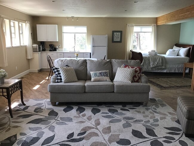 Building Photo - Silver Beach Studio Rental