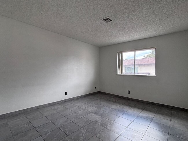 Photo - Great 2 bedroom 1 bath condo with a Covered Parking outdoor patio and in great Condition!