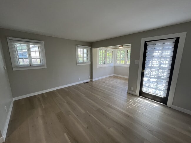 Photo - 1649 Roslyn St