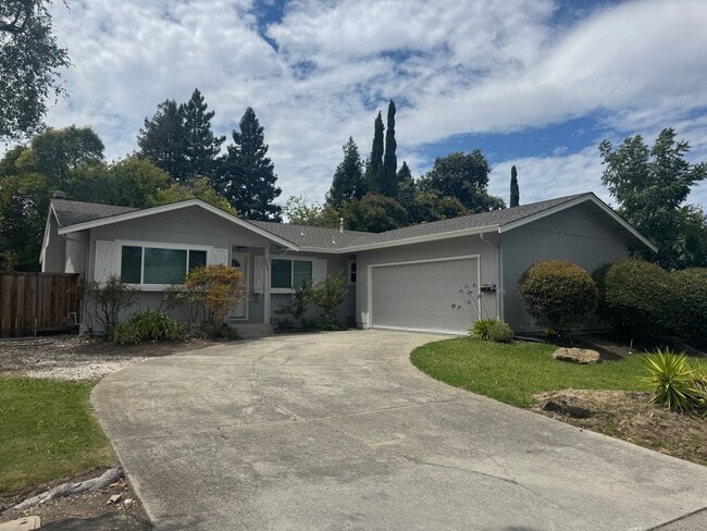 Building Photo - Beautifully updated single level home ready for move in near Larkey Park!