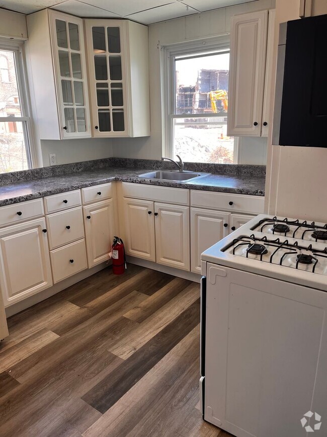 Building Photo - 152 Walnut St Unit Apt 3
